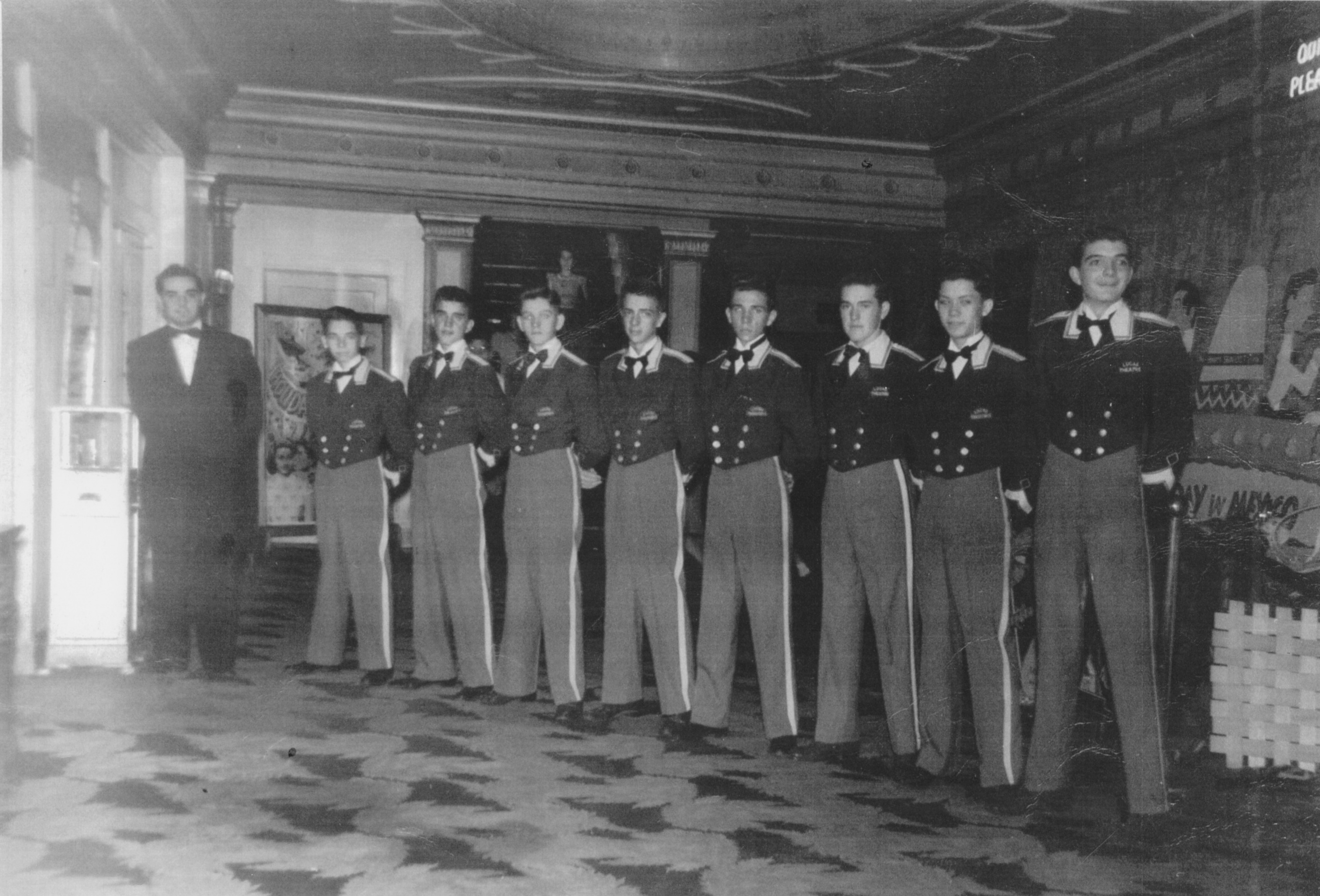 Lucas Theater users lined in lobby 1946